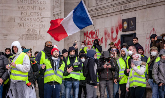 Macron Vows Tax Cuts, Pay Rise to Quell Riots