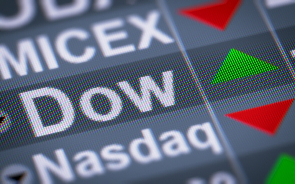 Tech Stocks Drag Market Mostly Lower but Dow Hits 8-Day Winning Streak