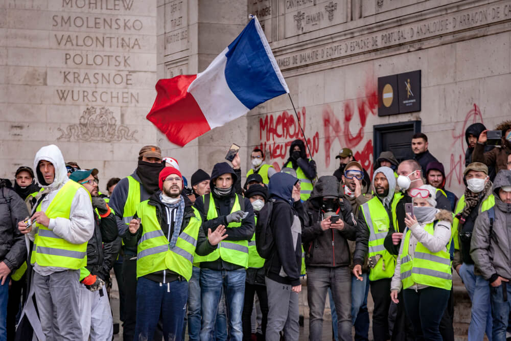 Violent Paris Protesters Join Yellow Vests for Socialist May Day March
