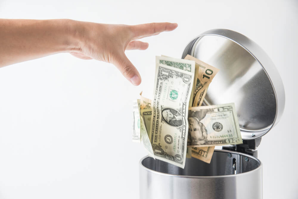 Buffett vs. Dalio: Is Cash ‘Trash’ or Is it Wise to Sit on it Until the Right Time?