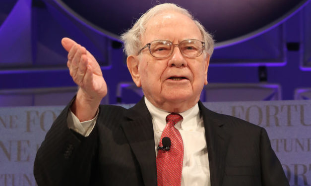 Buffett’s Company Reports a $1.1B 1Q Loss on Paper Losses