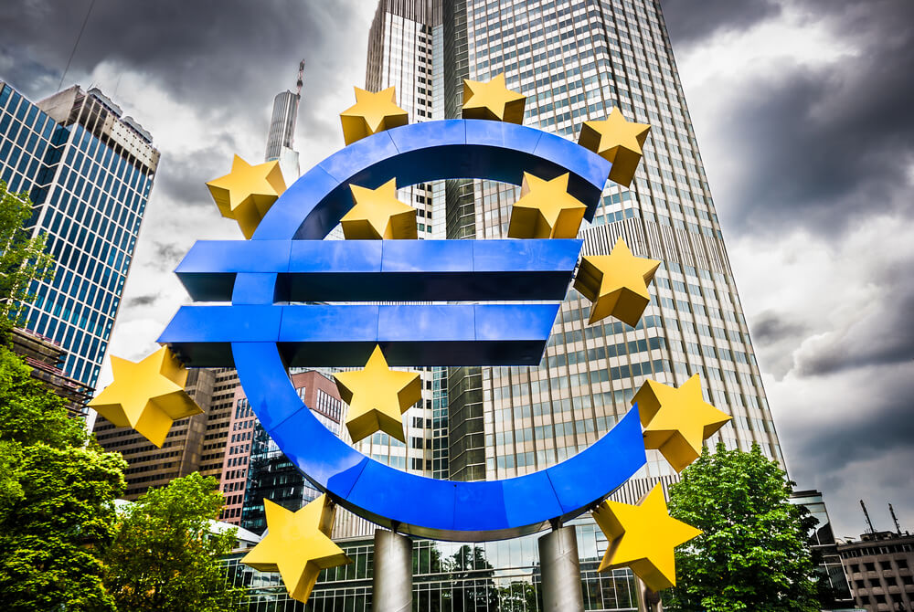 European Central Bank Says Rates Will Remain Low, Sharply Contrasts US Fed Moves