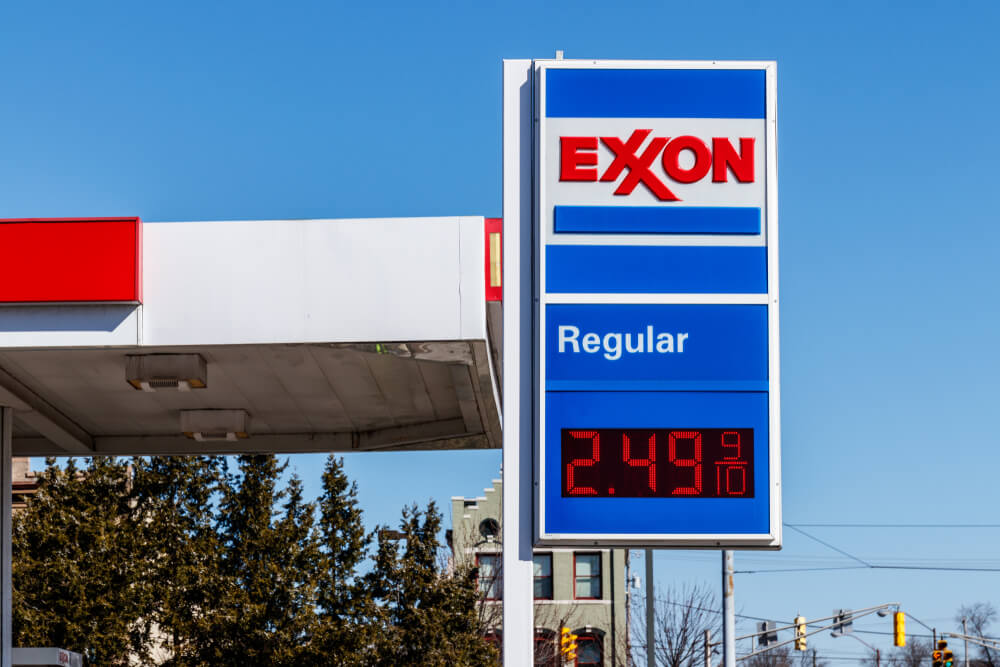 SEC Drops Exxon Climate Change Probe; Growth Slows For Services Firms