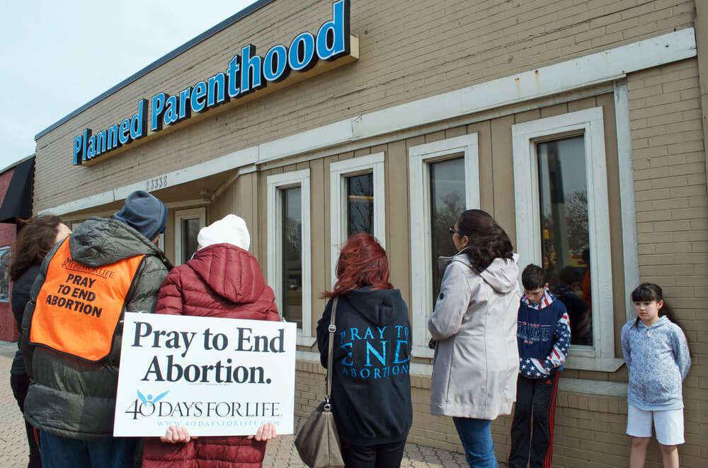 Trump Admin Sets up Abortion Obstacles, Barring Clinic Referrals