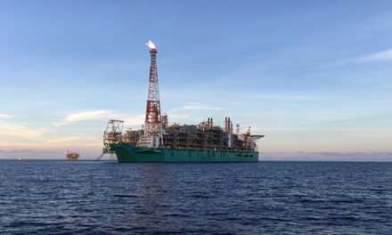 Floating liquefied natural gas plant